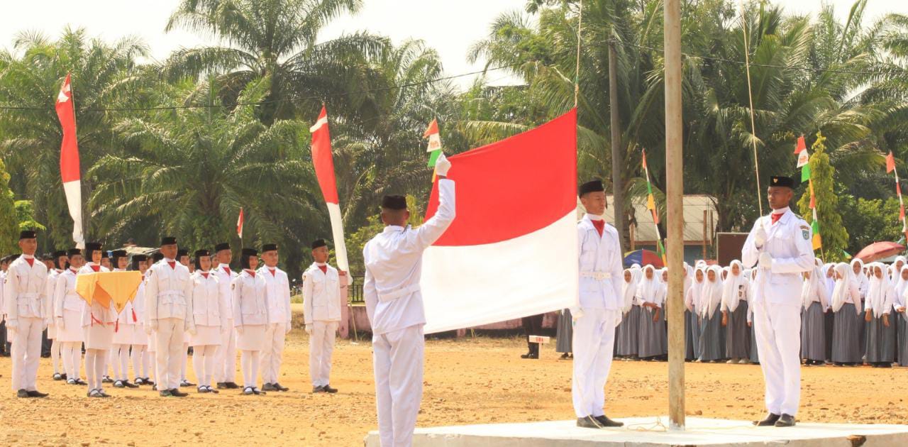 Tanamkan Semangat Nasionalisme, Pemerintah Kecamatan Ulok Kupai Gelar Upacara Peringatan Hari Kemerdekaan