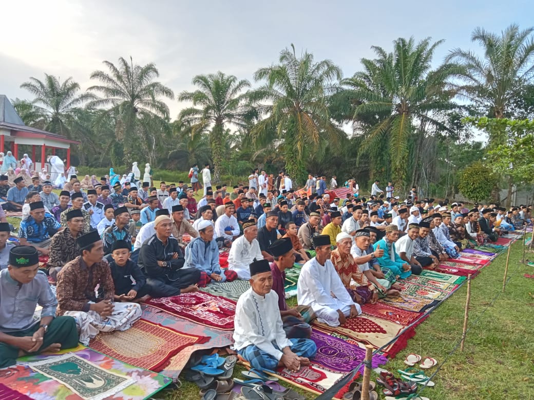 Suasana Khusyuk, Pemdes Air Tenang Perdana Gelar Sholat Idul Fitri Jamaah di Halaman Kantor Camat Napal Putih