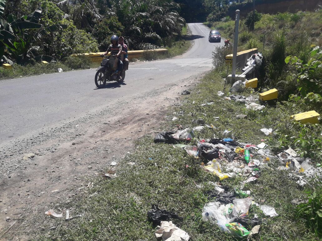 Warga Keluhkan Sampah di Jembatan Jalinbar