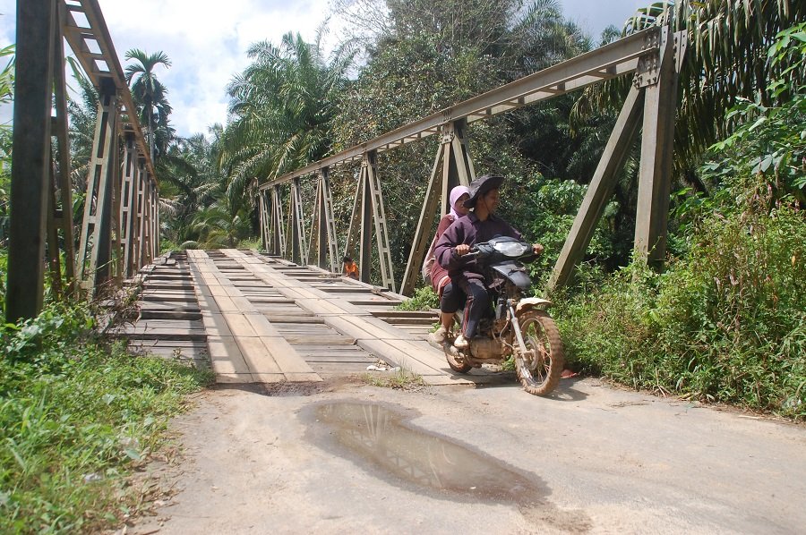 Jembatan Nyaris Ambruk, Kades ‘Kejar’ Bupati