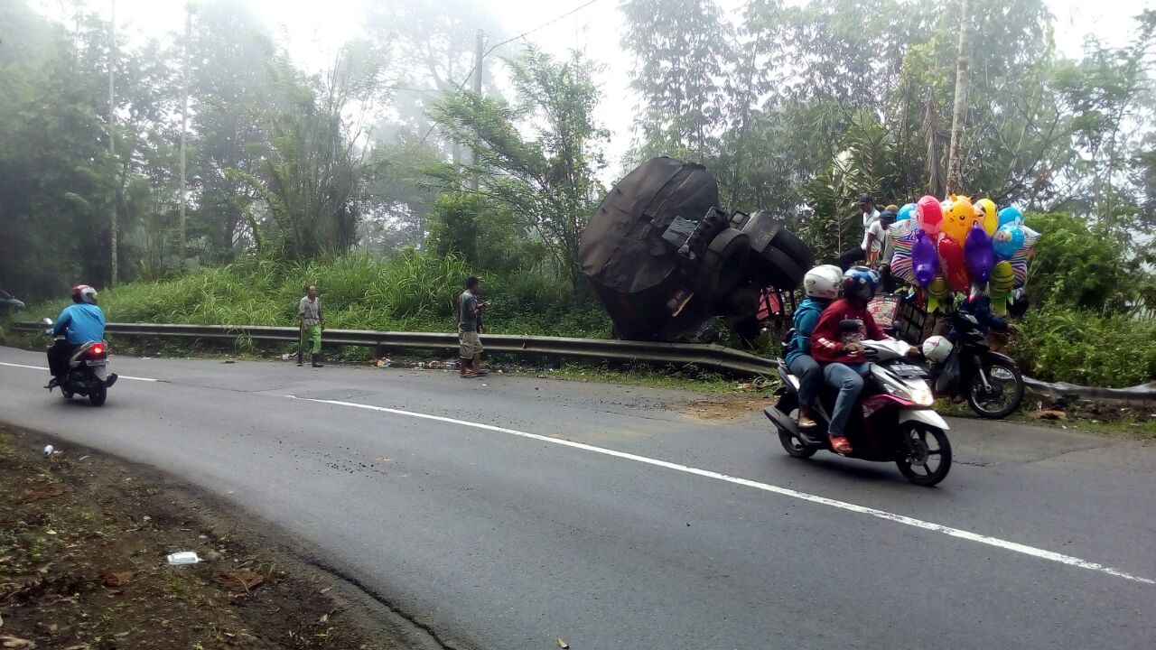 Diduga Rem Blong, Fuso Aspal Nyungsep