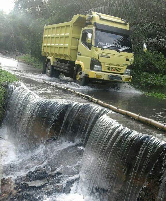 Jalan Provinsi Terancam Amblas