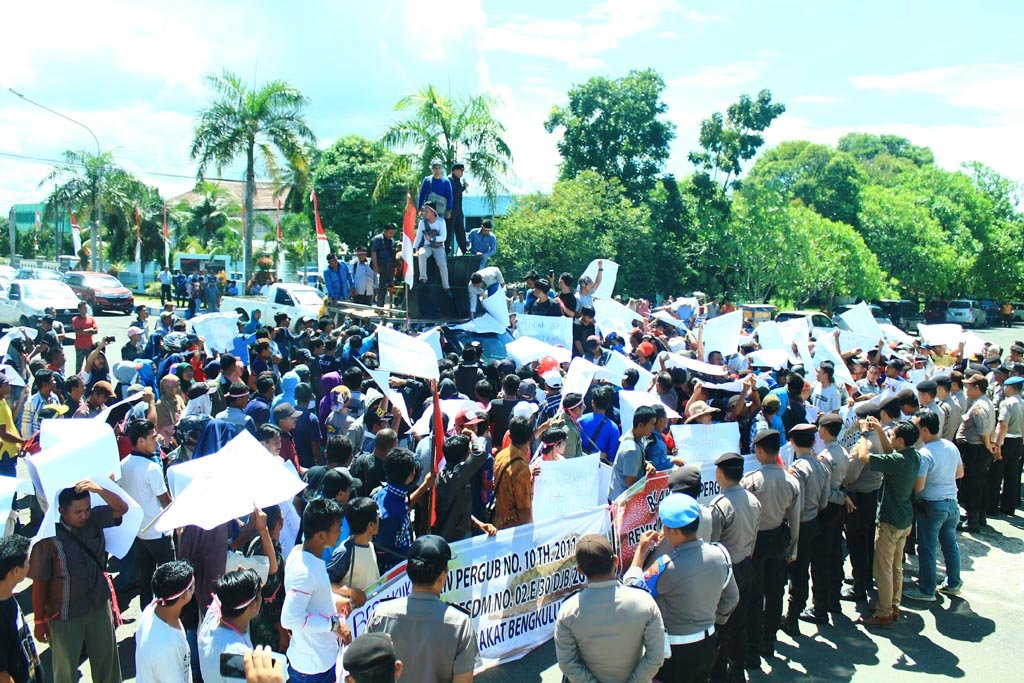 Ratusan Warga Benteng Gelar Aksi