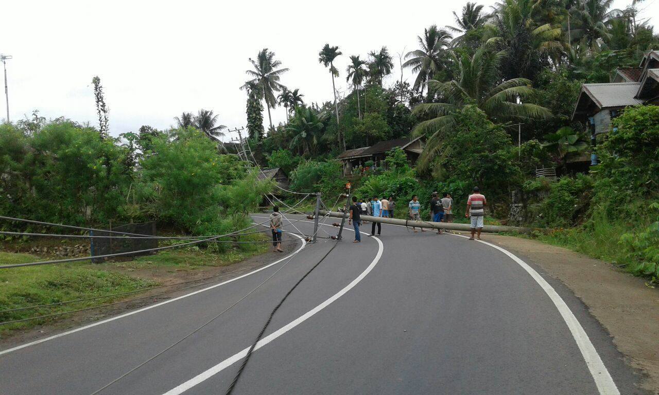 Tebang Pohon, Tiang PLN Kota Agung Roboh