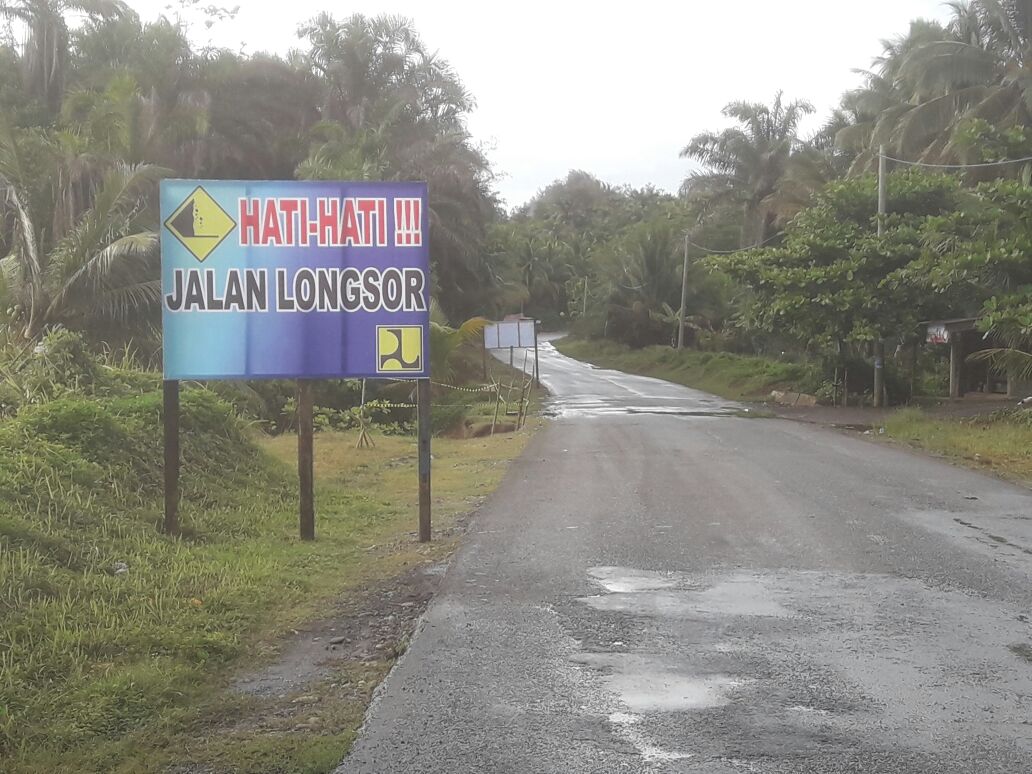 PU Pasang Rambu Peringatan di Jalur longsor Air Sabu