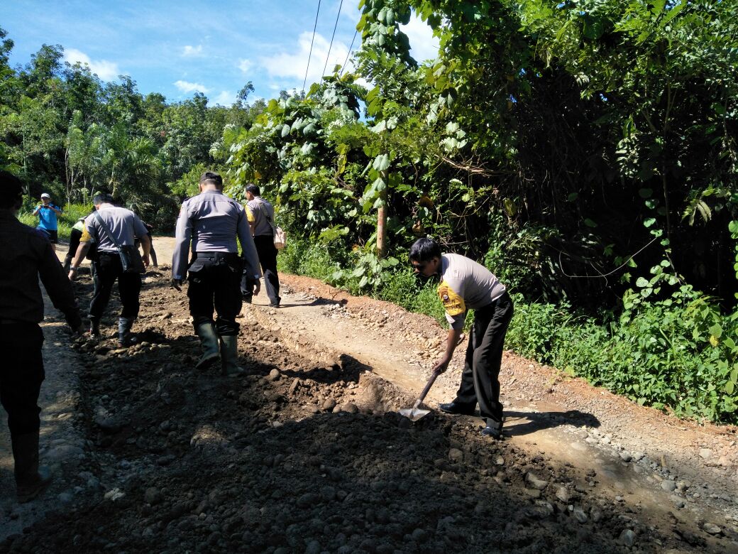 Polsek Batik Nau Gotong Royong Perbaiki Jalan