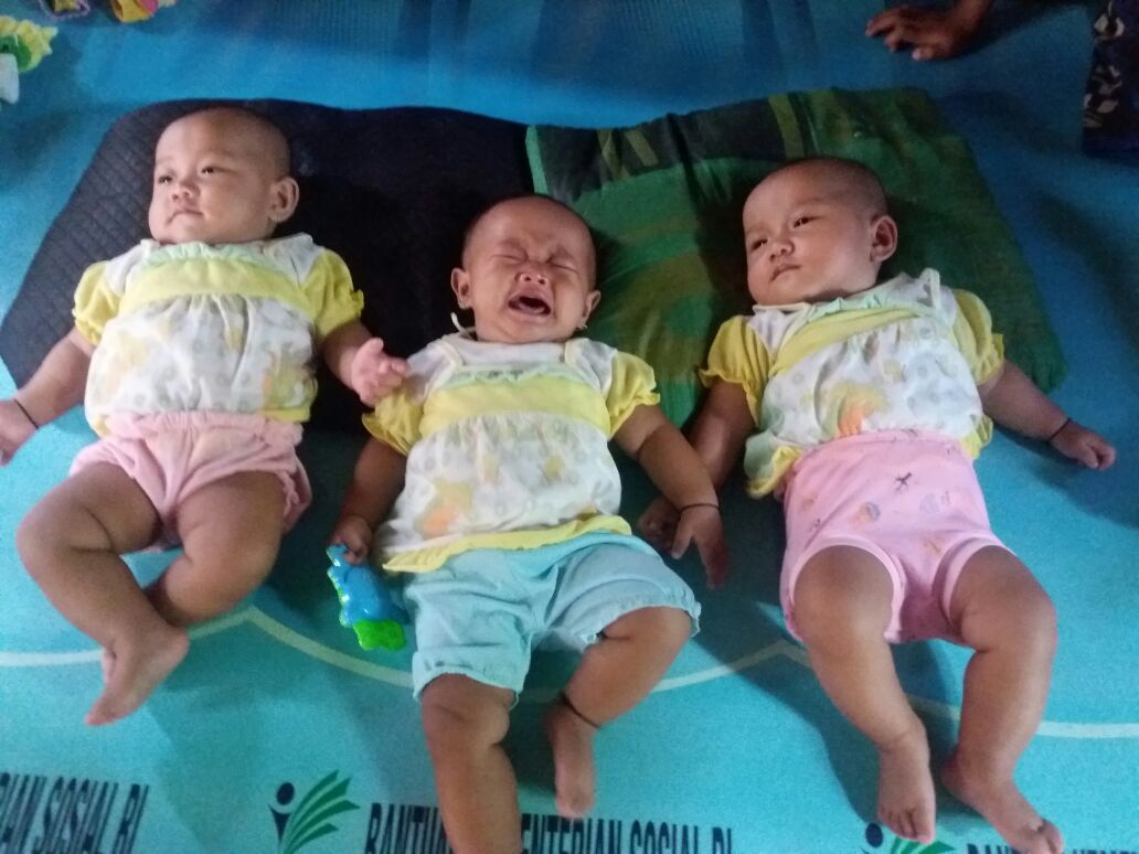 Di Balik Kisah Bahagia Keluarga Bayi Kembar Tiga