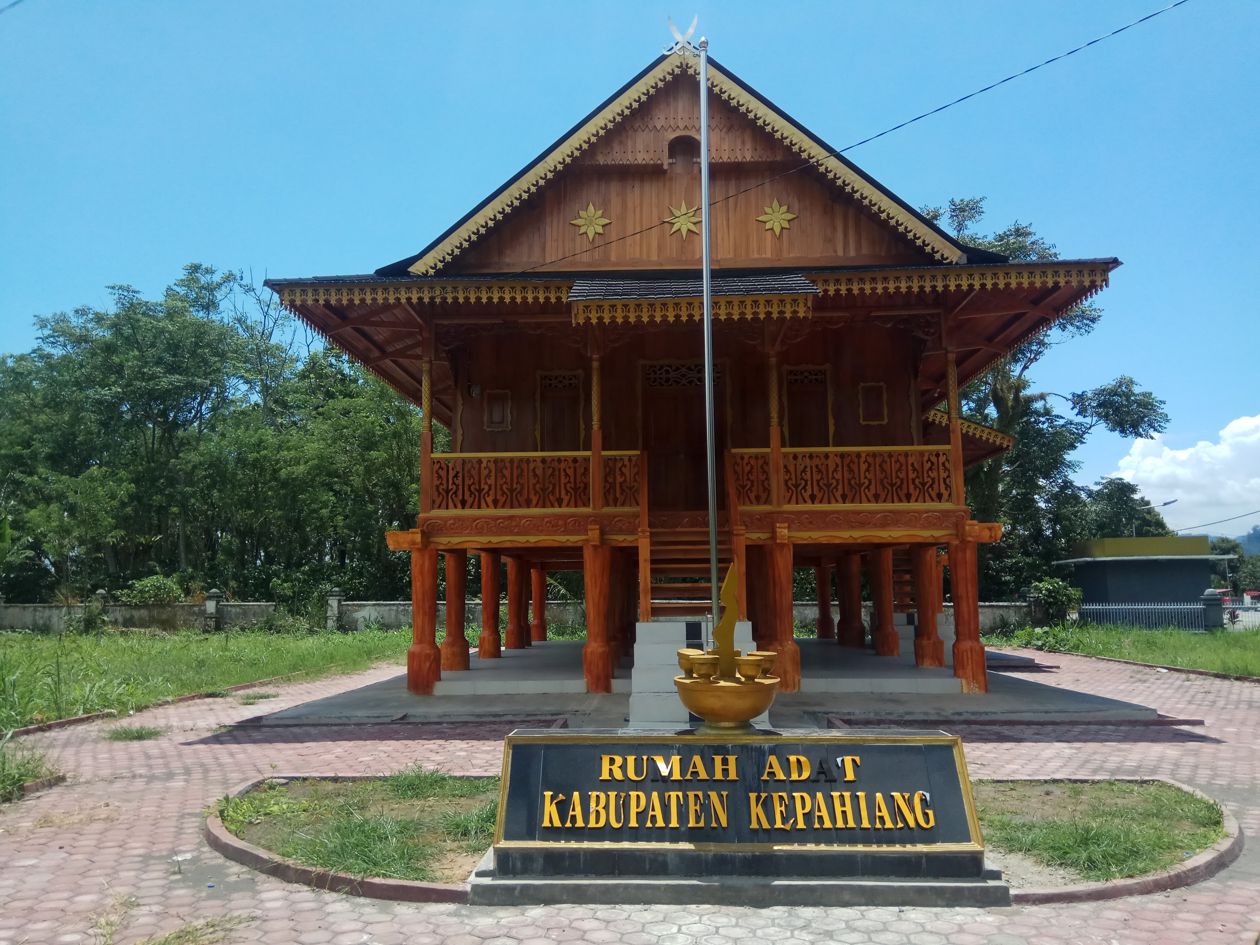 Pengunjung Sayangkan Merek Rumah Adat Rusak