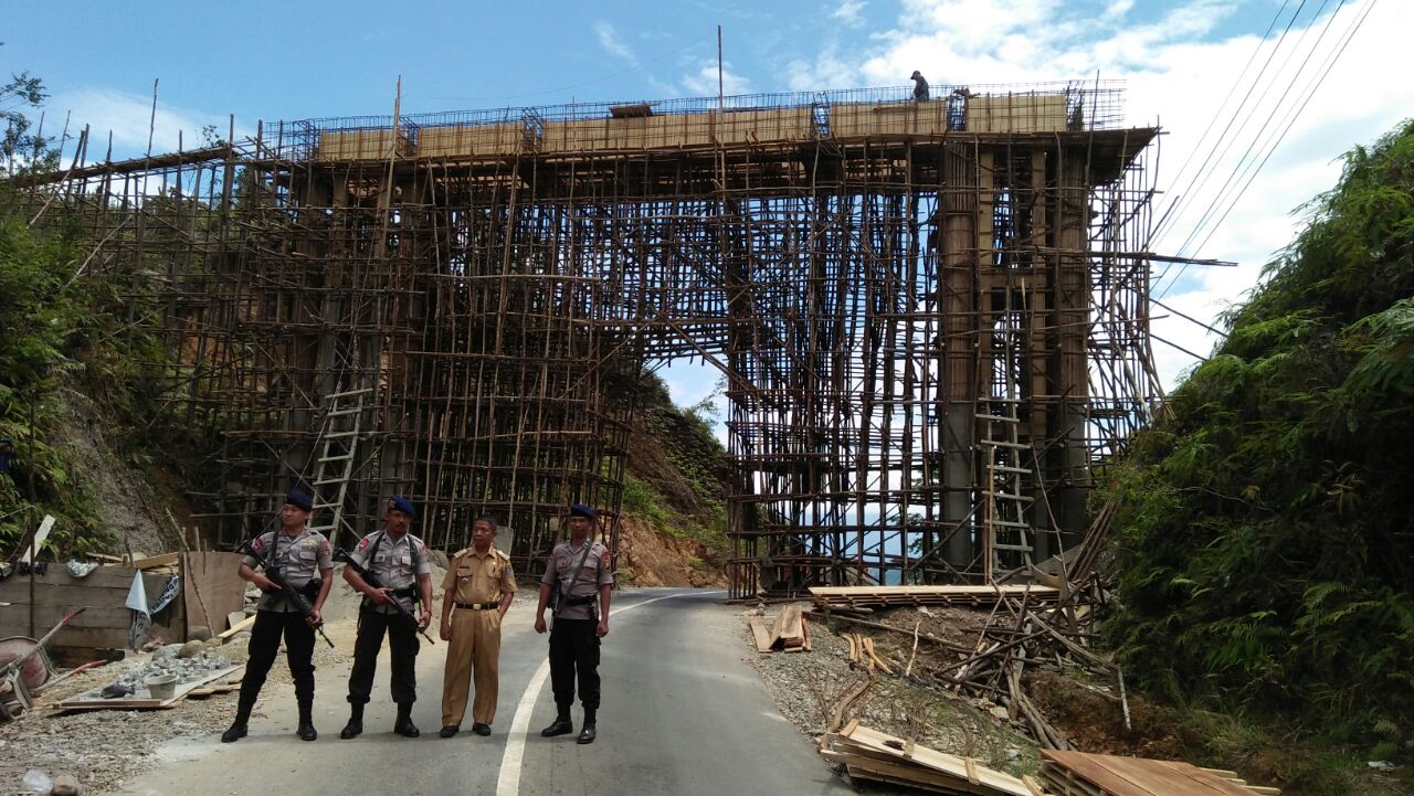 Pekerja Tak Gajian, Proyek Gapura Tabat Ngadat