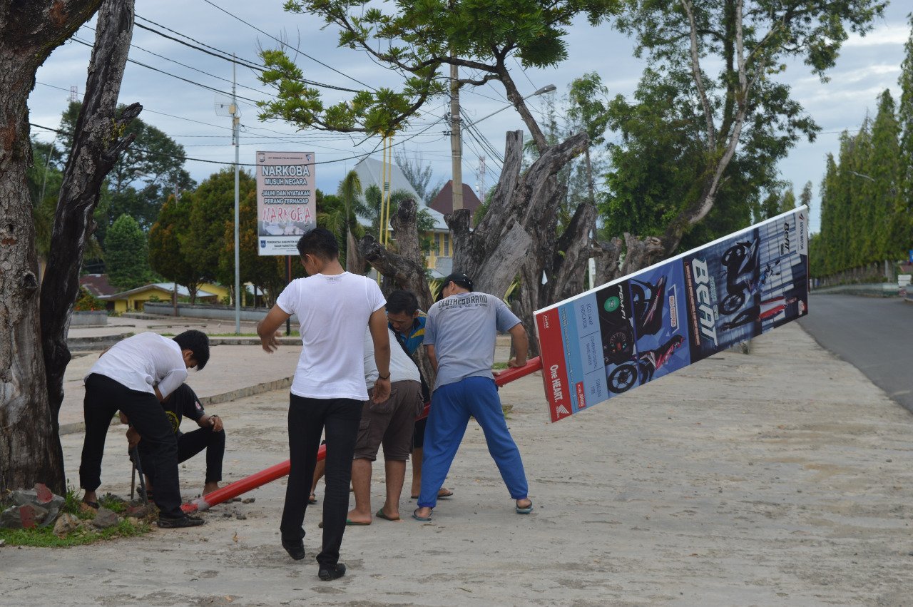 Tak Berizin, Dispora Copot Paksa Papan Reklame