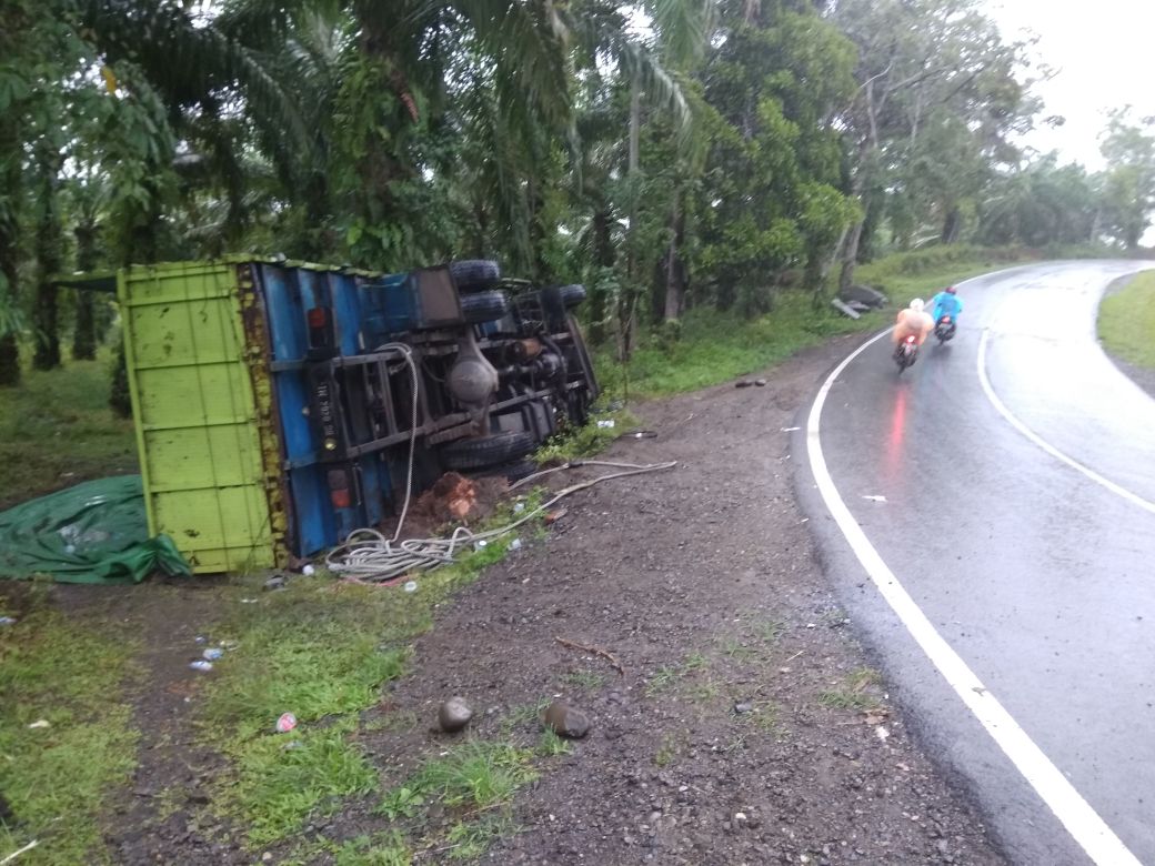 Truk Muatan Pupuk Terbalik