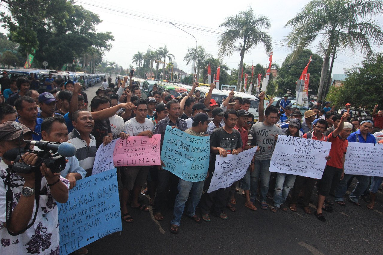 Demo Sopir Angkot, Aplikasi Grab Resmi Off Line