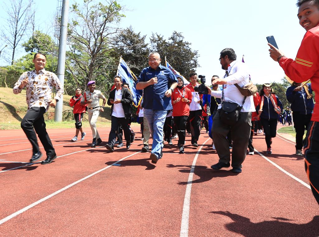 Berlari Satu Putaran, Mendes PDTT dan Menpora Buka Porseni Politeknik se-Indonesia