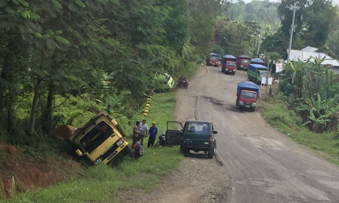 Sehari, 2 Truk Nyungsep di Tanjakan Batik Nau