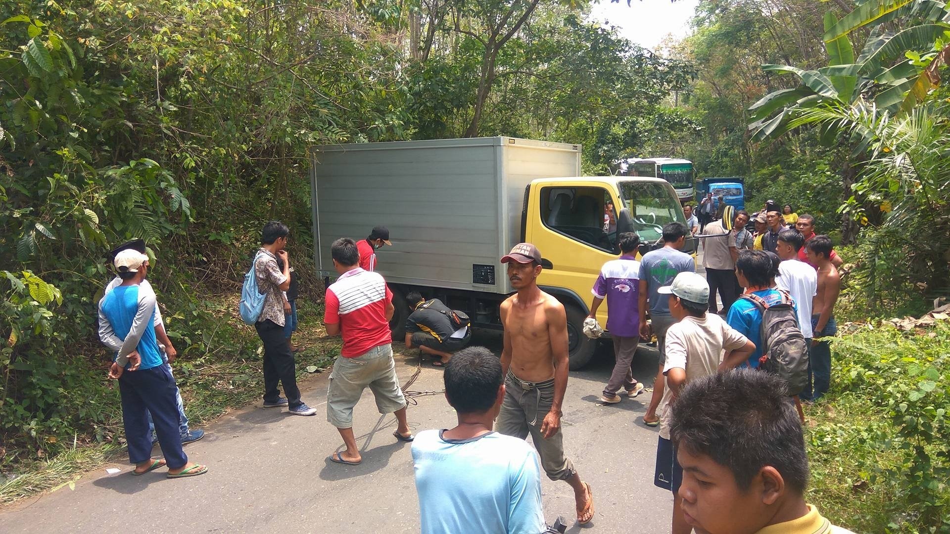 Pelajar SMA Tabrakan, Mobil Box Terbalik