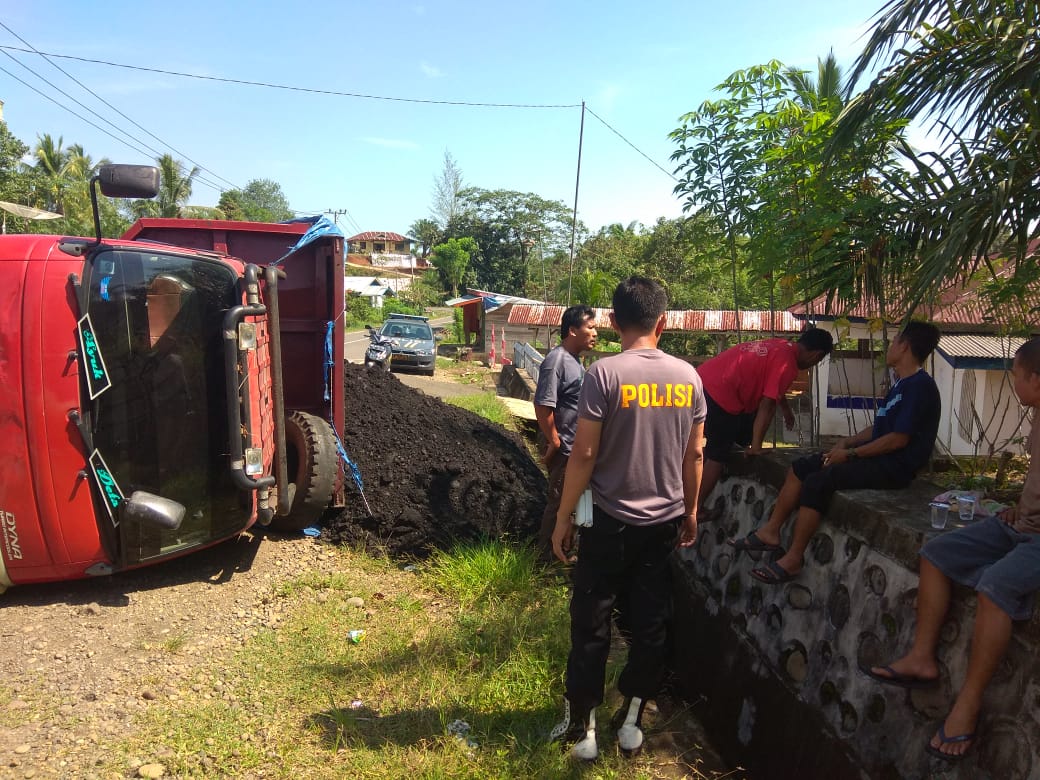 Patah AS, Truk Batu Bara Terbalik