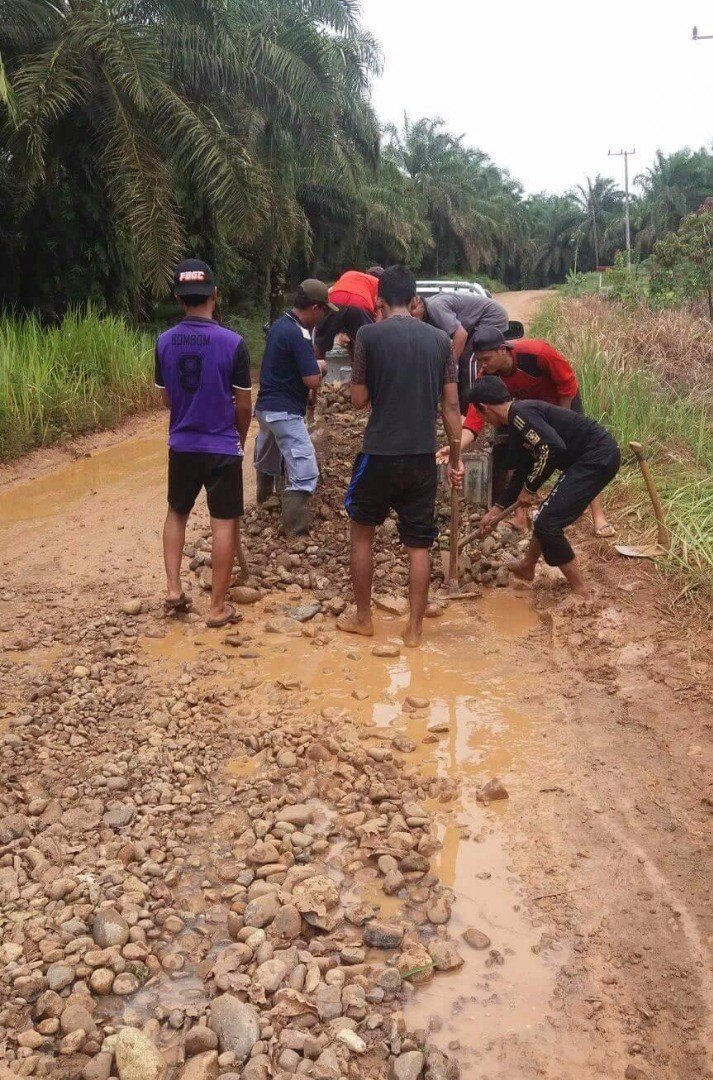 Warga Melati Harjo Swadaya Perbaiki Jalan Kabupaten