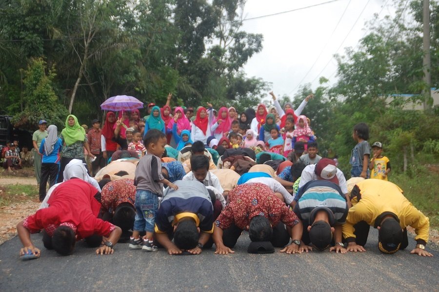 Di Tengah Jalan, Warga dan Pelajar Sujud Syukur Massal