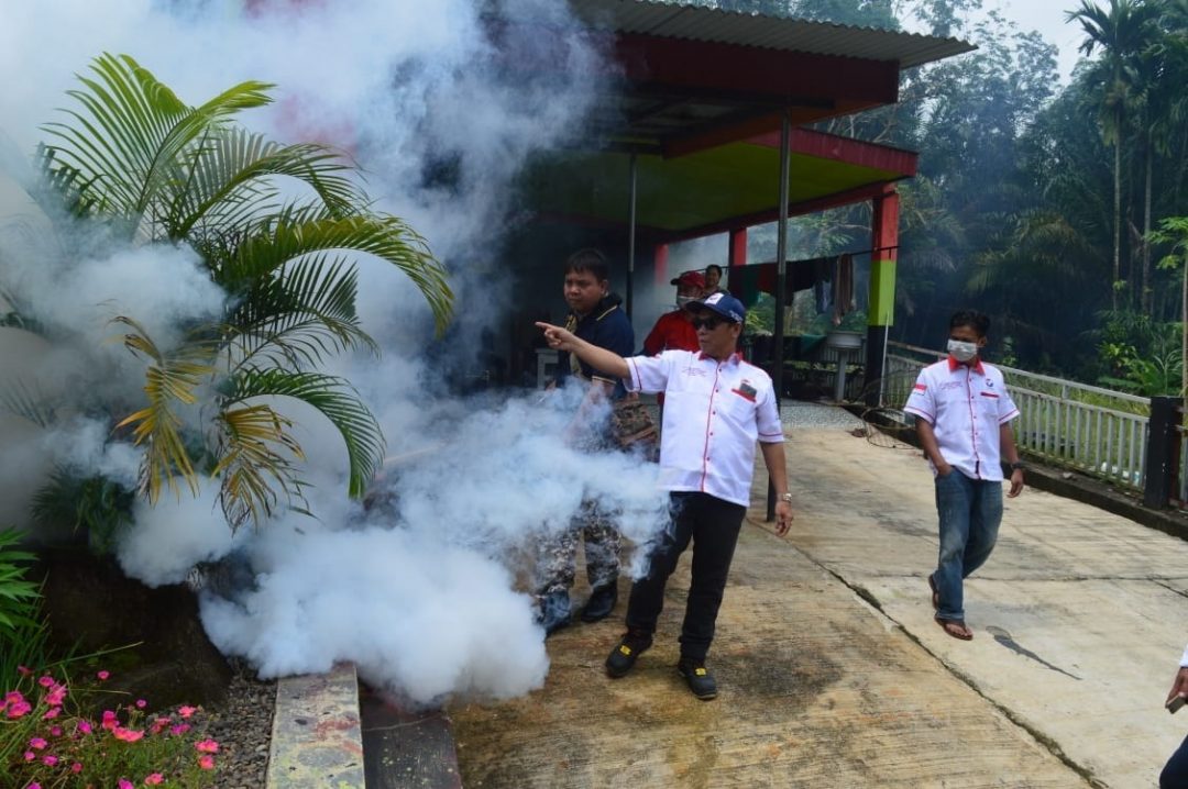 Peduli Kesehatan Warga, H Yurman Hamedi Pimpin Baksos Fogging