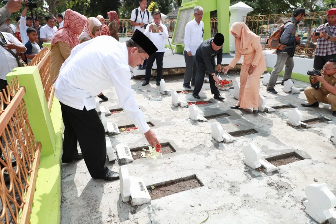 Hari Bhakti Transmigrasi ke-68, Dirjen PKP2Trans Gelar Ziarah ke Makam Pionir Transmigrasi