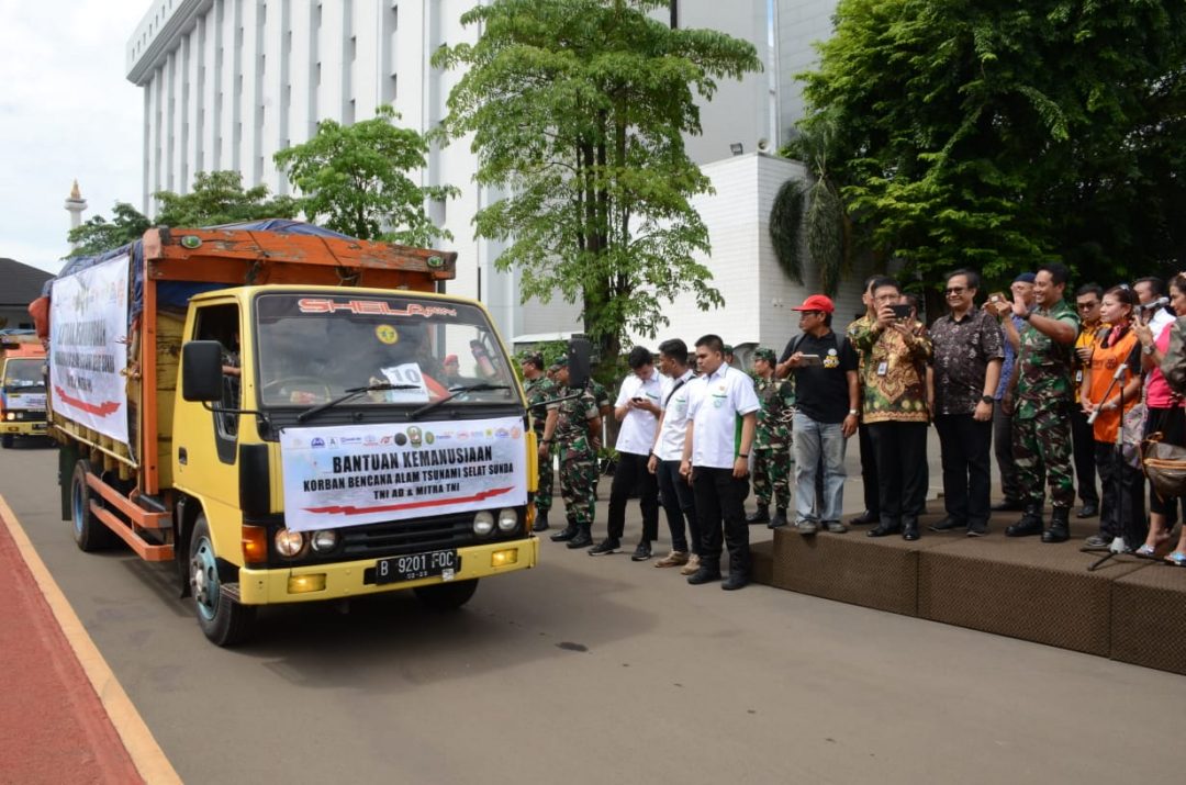 TNI AD Kirim 28 Truk Bantuan Kemanusiaan Korban Tsunami Selat Sunda