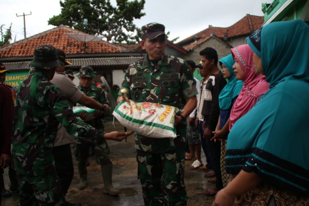 Pangdam II/SWJ dan Kapolda Lampung Beri Bantuan untuk Korban Tsunami Lampung
