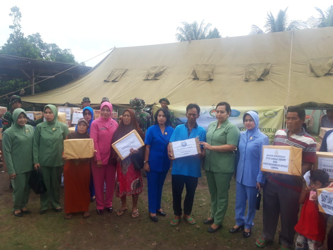 Penyerahan Bantuan Dari Dharma Pertiwi Pusat Oleh Ketua Persit KCK Koorcab Rem 043 Lampung