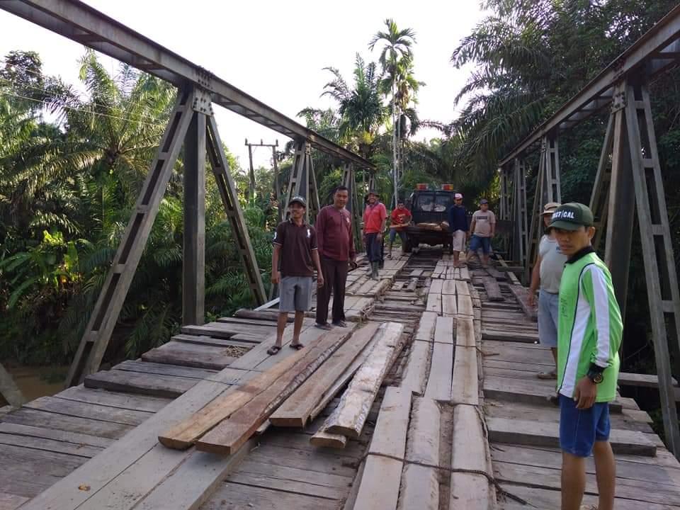 Warga 2 Desa Gotong Royong Perbaiki Jembatan LM