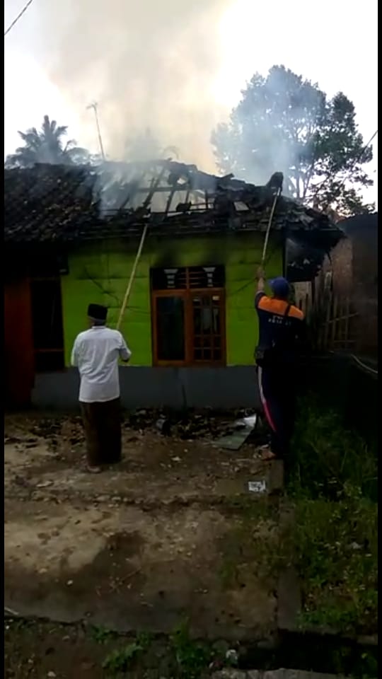 Diduga Korsleting Listrik, Rumah Ludes Terbakar