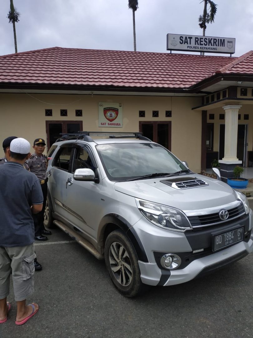 Aksi Bandit Pecah Kaca Mobil Terekam CCTV