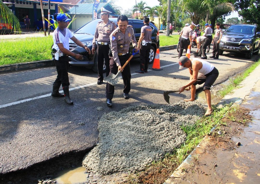 Rentan Penyebab Laka, Polda Tambal Jalan Berlobang