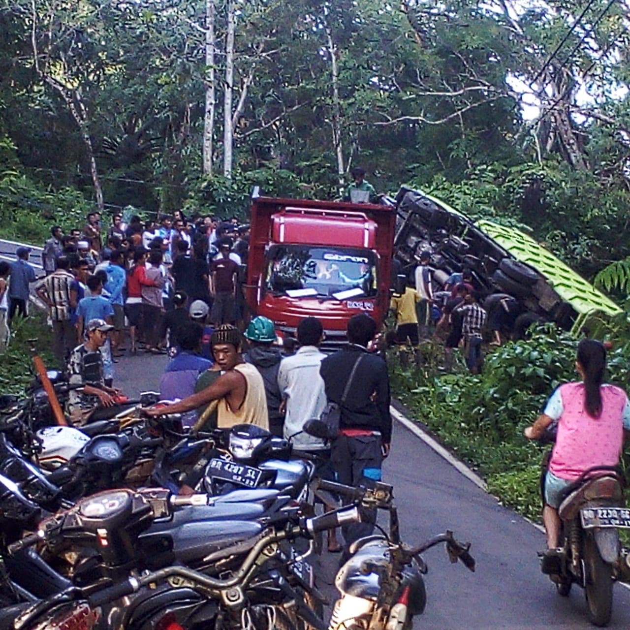 Tabrak Tiang Listrik, Truk Terbalik