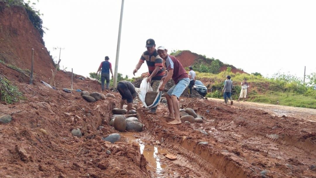 Goro, Warga Pemandi ‘Keroyok’ Jalan Abrasi