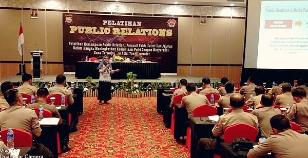 Di Depan Ratusan Polisi, Dosen UMI Ini Jelaskan Media Relations