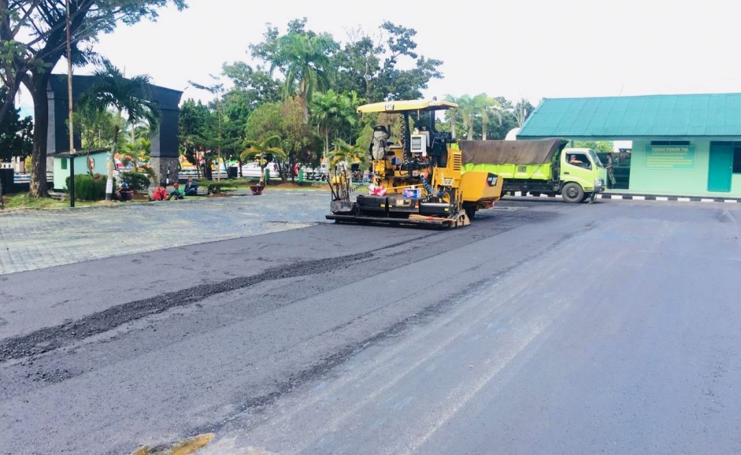 Diakhir Jabatan, Kol Inf Irnando Lakukan Pengaspalan Lapangan Sriwijaya