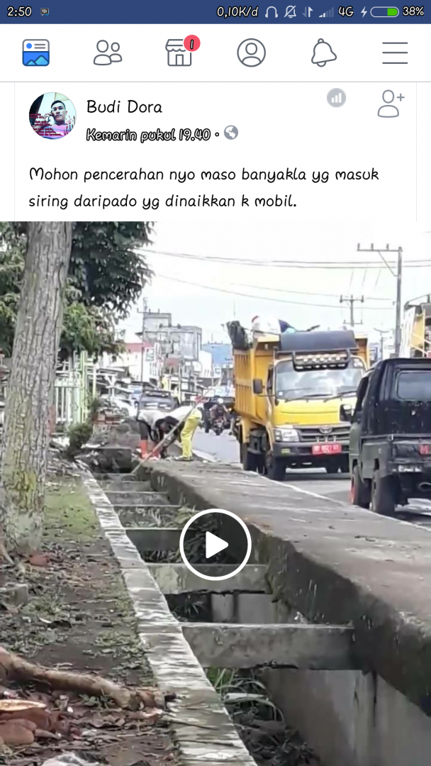 Aksi Petugas Kebersihan Buang Sampah di Selokan Viral