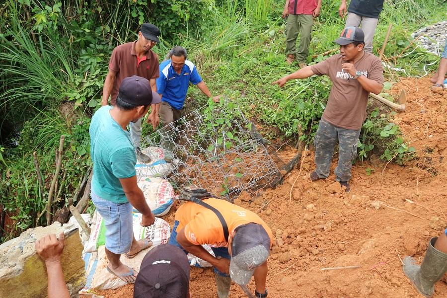 Bersama Warga, Tripika ‘Keroyok’ Jalan Rusak