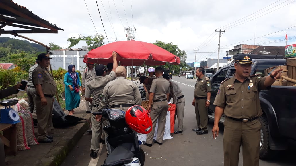 Membandel, Satpol PP Tertibkan Pedagang Buah