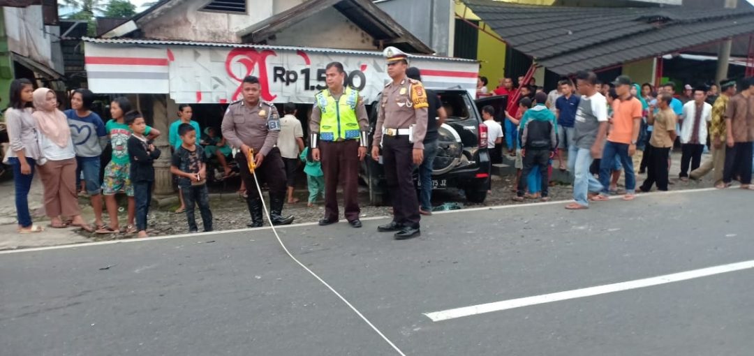 Terlibat Laka Lantas, 2 Mobil Hantam Rumah Warga