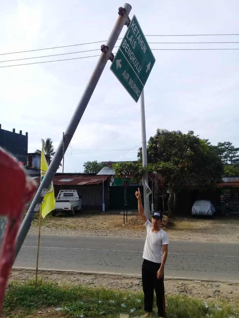 Rambu Jalan Nyaris Ambruk, Dishub Lalai