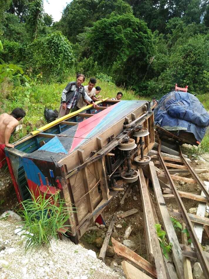 Molek Terguling, Penumpang Tersiram Air Panas