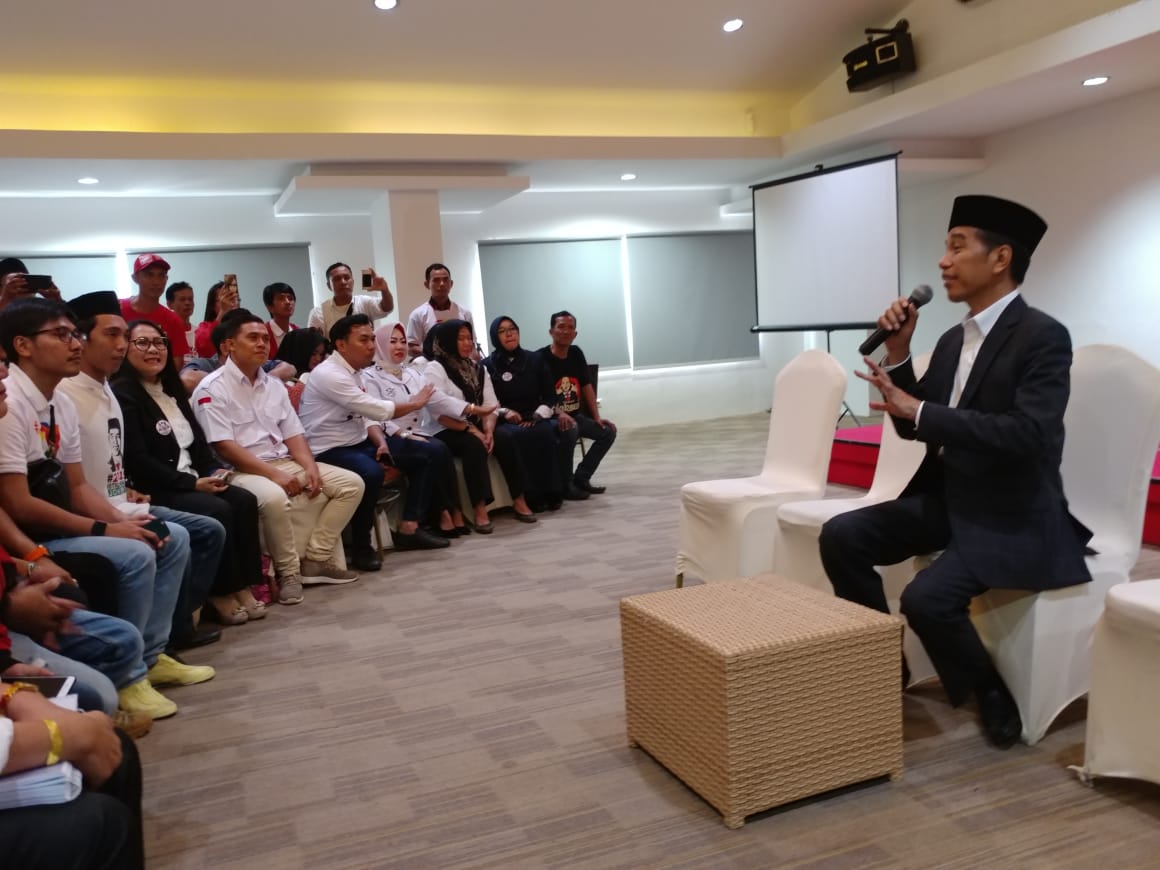 Masuk Zona Merah, Jokowi Minta Relawan Kerja Keras