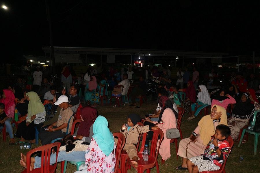 Satgas TMMD dan Warga Nobar Merah Putih Memanggil