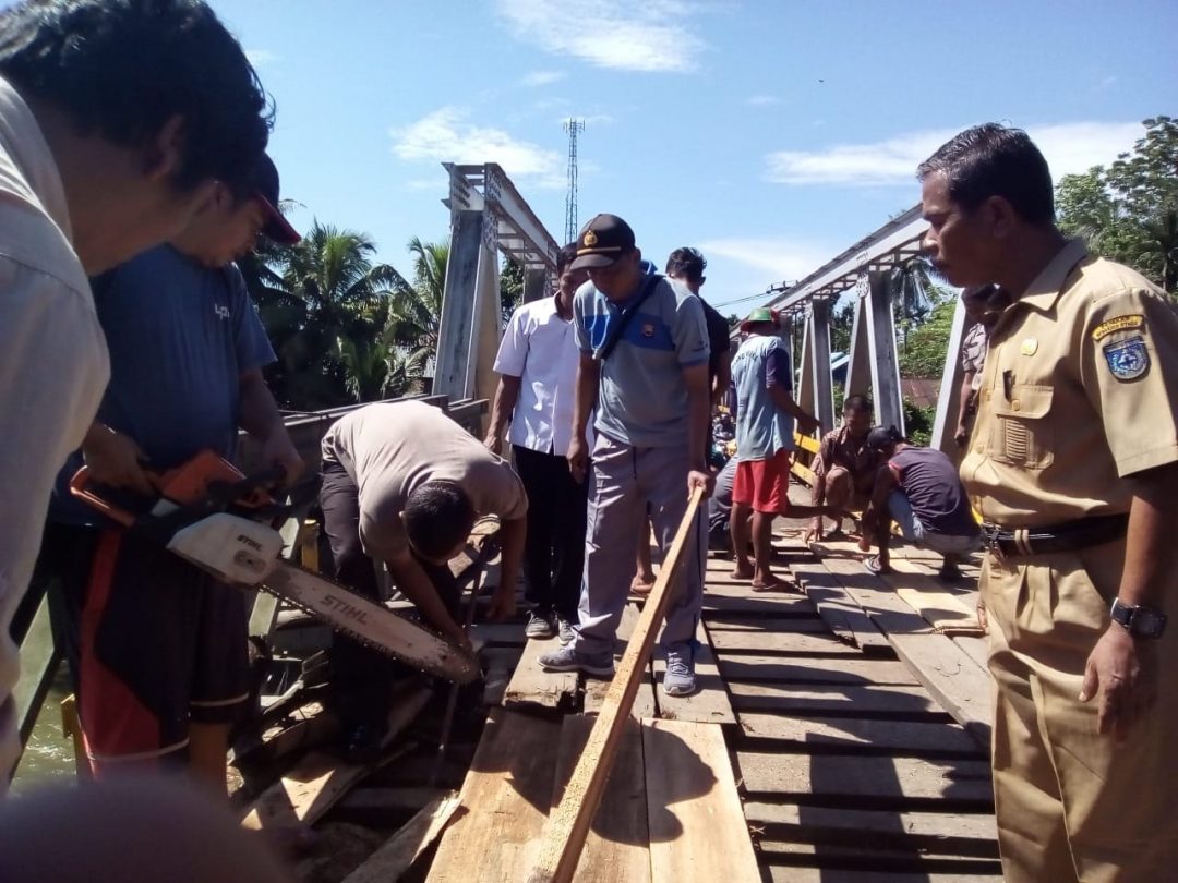 Polisi Bersama Masyarakat Gelar Perbaikan Jembatan