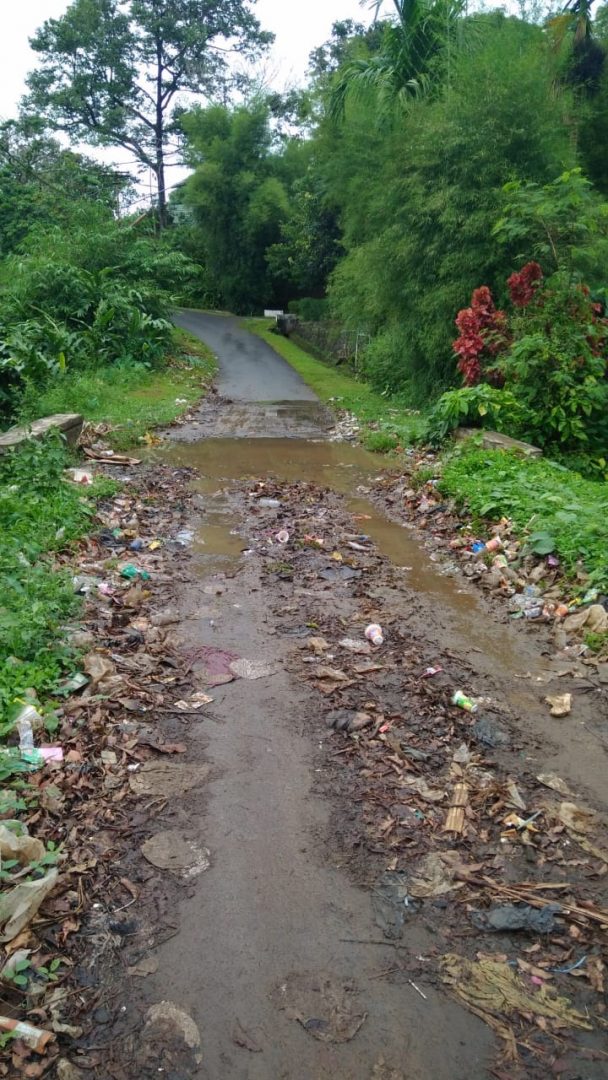 Akses ke Hutan Kota Dipenuhi Sampah