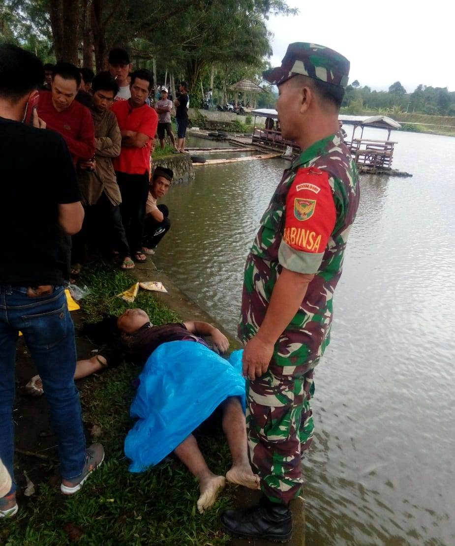 Anggota Polres Kepahiang, Bantu Evakuasi Mayat