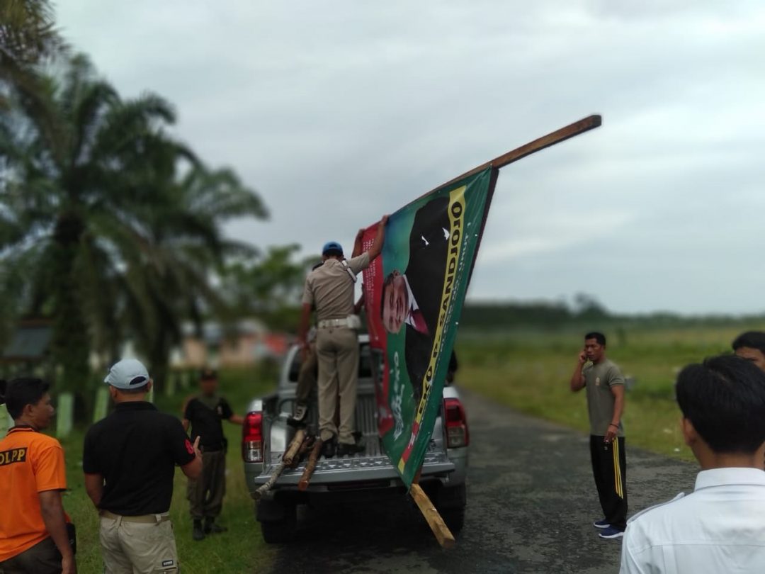 Diprotes, Pol PP Bongkar Baliho Oknum Calleg