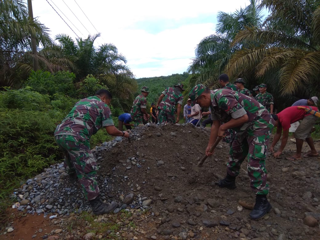 Anggota Koramil 02-Ipuh Kodim 0428/Mukomuko Bersama Masyarakat Gotong Royong Menimbun Jalan