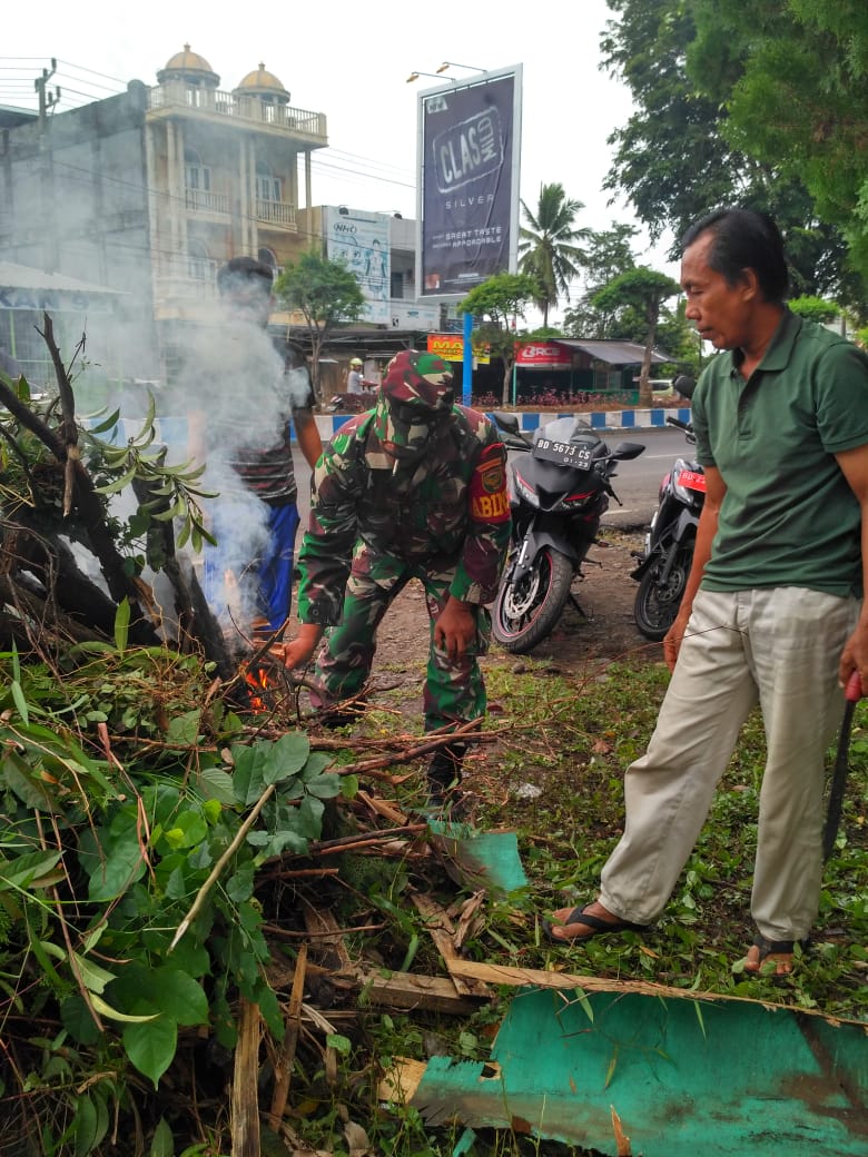 Bangun Kebersamaan, Babinsa Kelurahan Kebun Kenanga Gotong Royong Bersama Warga