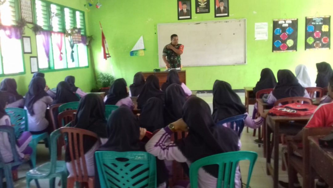 Sertu Didi Candra Babinsa Koramil Ipuh Melaksanakan Sosialisasi Penerimaan Secata Di SMAN 8 Mukomuko